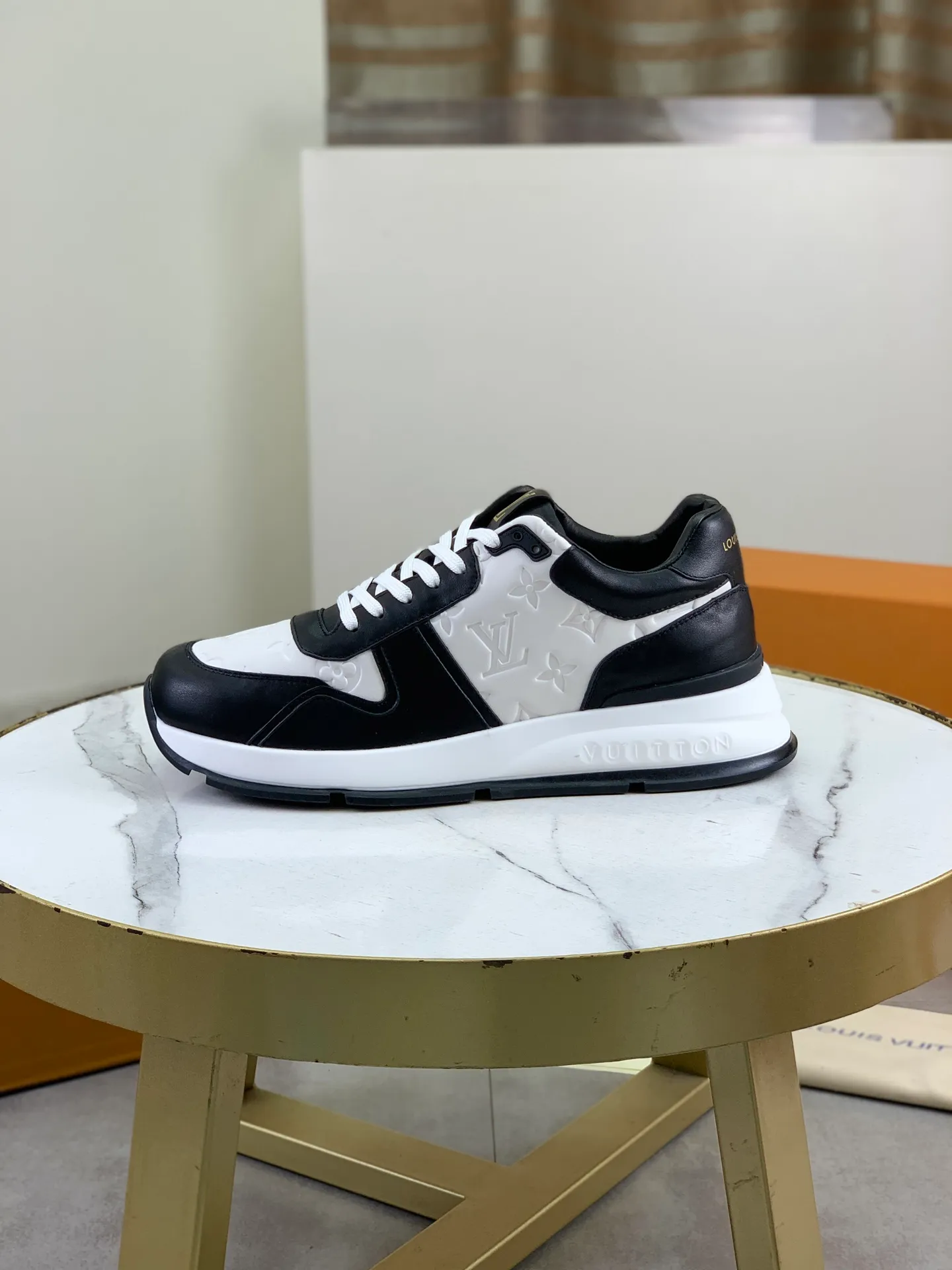 Factory price P820 💶 Top version [LOUIS VUITTON] counter series (original order) new style 🍀LV Louis Vuitton - top version LV classic high-top trendy shoes! Made of imported original craft calfskin, original breathable lining, and original wear-resistant, lightweight, high-end TPU outsole! High quality products! 3️⃣ colors available, size: men’s 39-44 (38 45 customized)